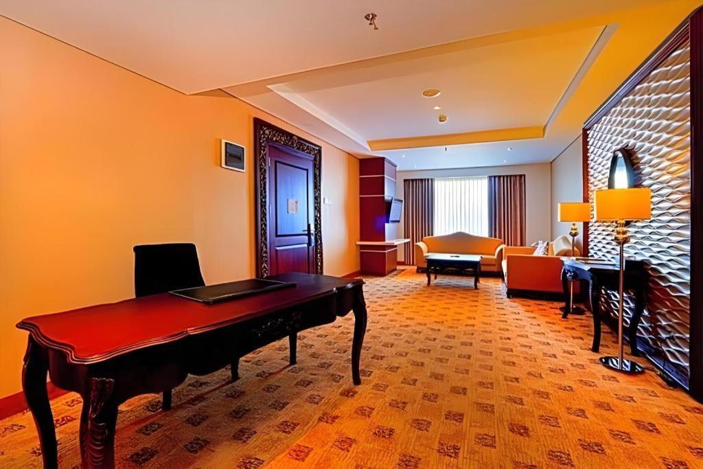 Banjarbaru Grand Qin Hotel מראה חיצוני תמונה