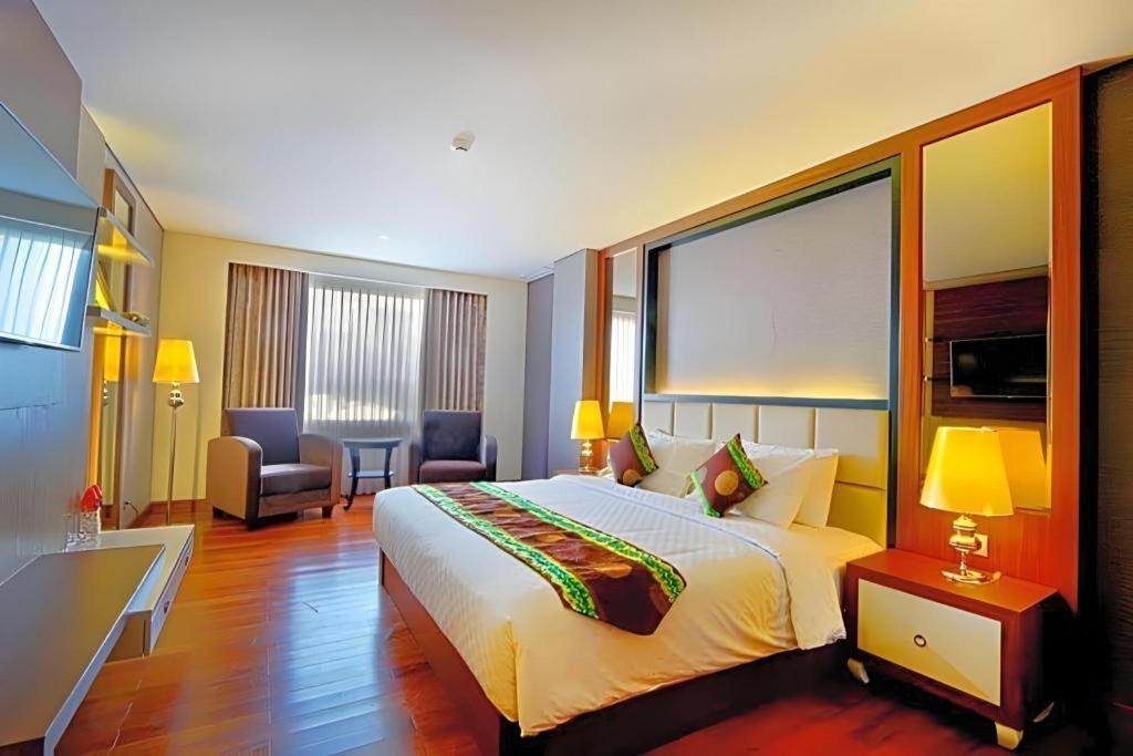 Banjarbaru Grand Qin Hotel מראה חיצוני תמונה