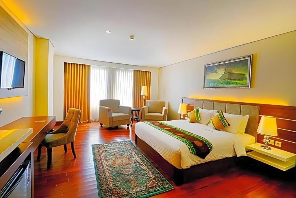 Banjarbaru Grand Qin Hotel מראה חיצוני תמונה