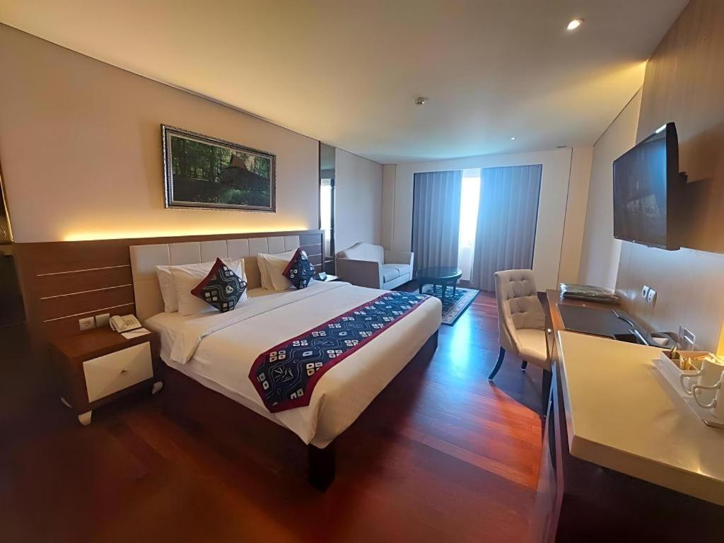 Banjarbaru Grand Qin Hotel מראה חיצוני תמונה